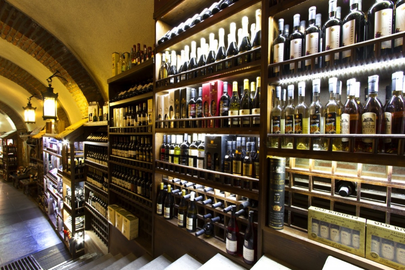 bar-DRAP-min_world_street_travel_shop_canon_georgia_wine_bottles-429767